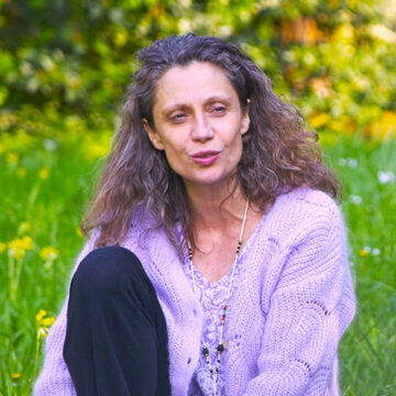 Portrait d'Agnès Addey, aromathérapeute et formatrice en aromathérapie énergétique, dans la nature